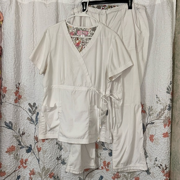 Koi Scrub Set size XL Top & Bottom White - Picture 1 of 5